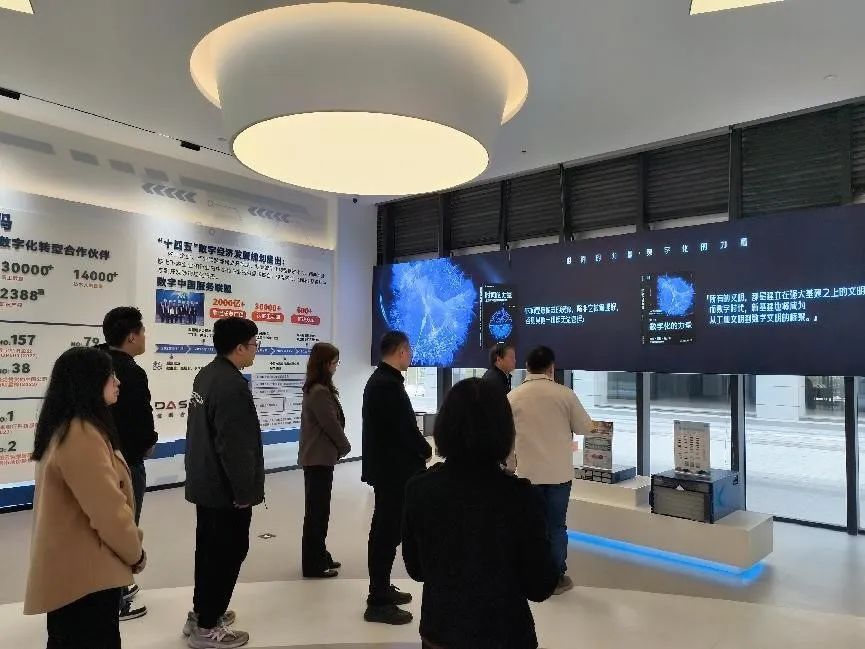 【数企联动】我校校长助理黄鸿鸿率队赴全聚合数字技术有限公司考察交流